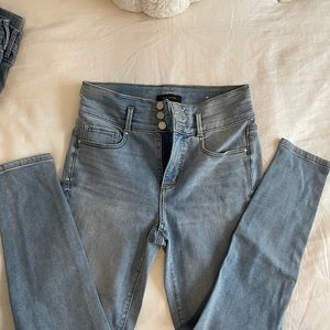 Cute 3 button Ann Taylor Jean Skinny high rise.  Brand New size 6